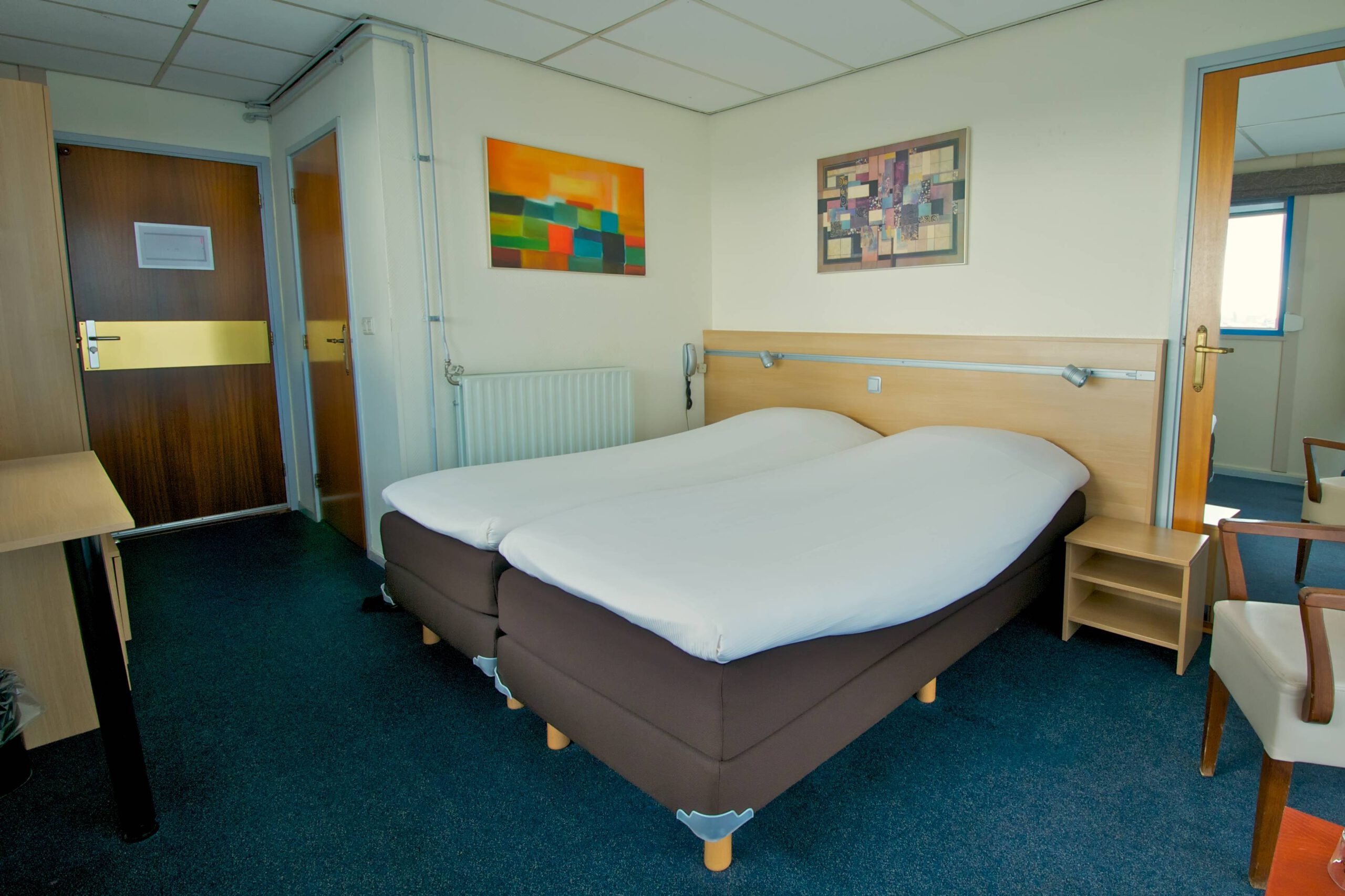 Tweepersoonskamer met twee bedden